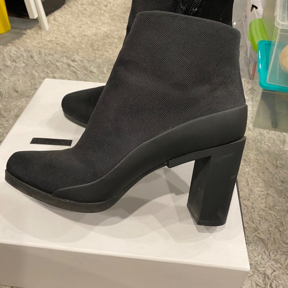 DKNY women’s bootie - Picture 2 of 4